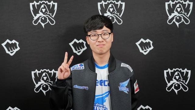 她在全年均